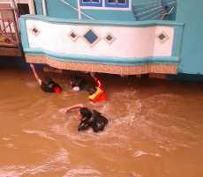 Banjir, Ibu-ibu di Kampung Pulo Kesulitan Cari Toilet