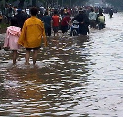 Polisi Patroli di Pemukiman Terdampak Banjir