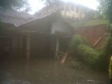 Longsor di Pondok Labu, Timpa Rumah dan Bikin Banjir