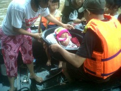 Syukurlah! Pakai Ember, Bayi Zaskia Sukses Dievakuasi