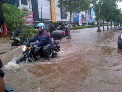 Berjuang Menerabas Banjir di Kelapa Gading