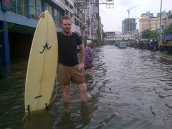 Edan! Banjir di Glodok, Bule Ini Malah Main Selancar