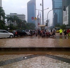 Banjir 30 Cm, Kendaraan Macet di Depan Hotel Mandarin Oriental HI 