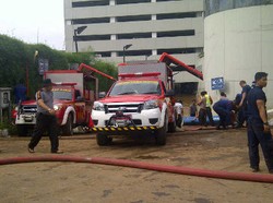 4 Mobil Damkar Sedot Air di Basement Plaza UOB