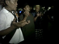 Pemuka Agama Pimpin Doa Bersama Wartawan di Depan Gedung UOB