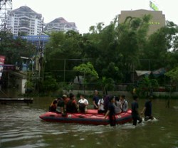 Jalan Tanjung Duren Raya Masih Banjir 90 Cm, Tak Bisa Dilintasi