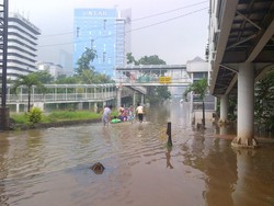 Banjir di Perempatan Grogol 1 Meter, Lalin Ditutup