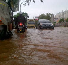 Banjir di Kelapa Gading Boulevard, Warga Naik Angkot Polisi