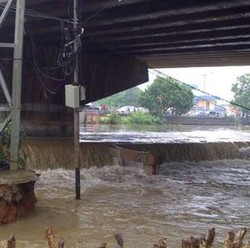 Pekerja Perkuat Sisa-sisa Tanggul Latuharhary yang Belum Jebol