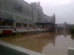 Gawat! Banjir di Mega Bekasi Hypermall Nyaris Saingi Kalimalang