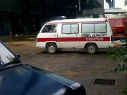 1 Mobil Jenazah & 1 Ambulans TNI Merapat ke Basement Plaza UOB