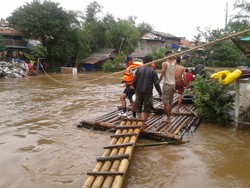 Banjir di Kp Pulo, Warga Tolak Dievakuasi karena Takut Hartanya Hilang