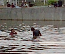 Nekat! Bocah Ini Nyelam di Underpass Kemayoran