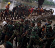 Perbaikan Tanggul Latuharhari Berpacu dengan Banjir Kiriman