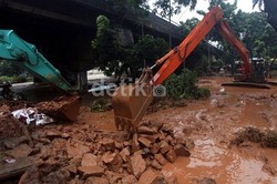 Datangkan Batu untuk Tanggul Jebol, Pemprov DKI Minta Kawalan Polda dan Dishub