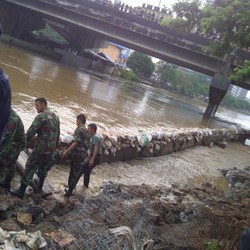 Tanggul Darurat di Jl Latuharhary Rampung, Jalan Masih Belum Dilalui