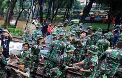 TNI Bahu Membahu Bangun Tanggul Darurat di Banjir Kanal Barat 