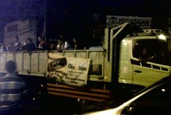 Truk Evakuasi Seribuan Pekerja dari Gedung Indovision