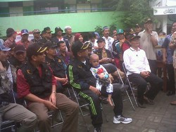 Jero Wacik Bawa Pasukan Blusukan ke Kawasan Banjir Kampung Pulo