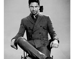 Foto: Gerard Butler Tampil Seksi & Maskulin di Vogue Italia