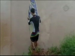 Rindukan Ombak, Wisatawan Berselancar di Tengah Banjir