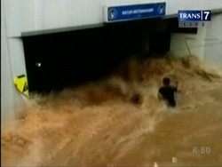 Arus Banjir Seret Karyawan Hingga Lantai Basement
