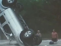 Hebat! Pria Ini Selamatkan Turis dari Kepungan Buaya