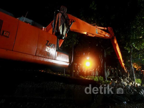Alat Berat Percepat Penutupan Tanggul di Latuharhary