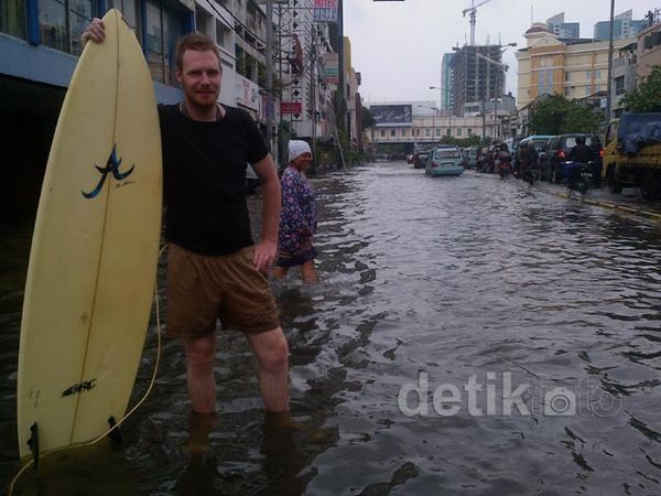 Bule Selancar di Banjir Glodok