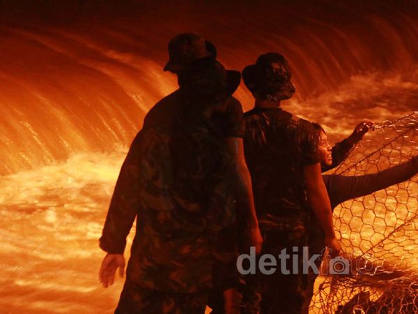 TNI Bahu Membahu Menutup Tanggul di Latuharhary