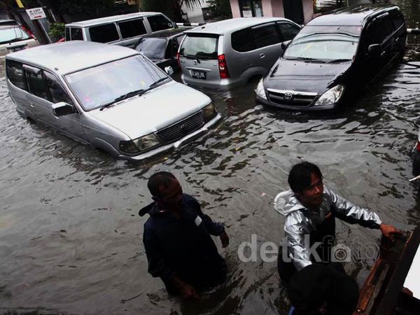 Ratusan Mobil Terendam Banjir