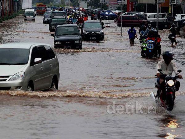Kelapa Gading Masih Tergenang