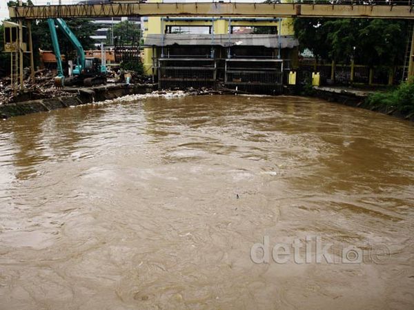 Ketinggian Air di Pintu Manggarai 900 Cm
