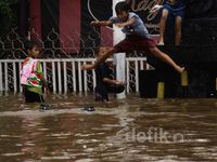 Lokasi Banjir Jadi Tempat Rekreasi Dadakan
