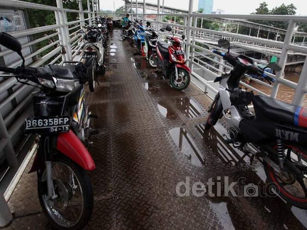 Sepeda Motor Mengungsi ke JPO