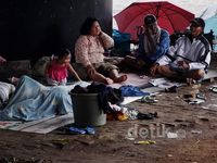 Warga Pedongkelan Mengungsi di Kolong Jembatan