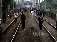 KRL Sampai Manggarai, Penumpang pun Jalan Kaki
