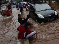 Banjir di Jl. KH Wahid Hasyim Masih Sebetis