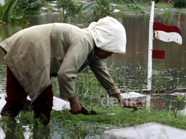 Yang Wafat Juga Kebagian Banjir