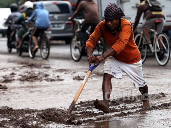 Lumpur Sisa Banjir Dibersihkan