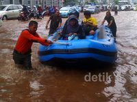 Naik Perahu di Lautan Jl MH Thamrin