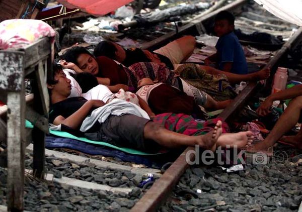 Kebanjiran, Warga Pesing Mengungsi di Rel