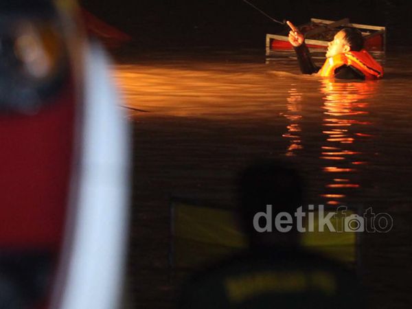 Tim SAR Susuri Basement Plaza UOB