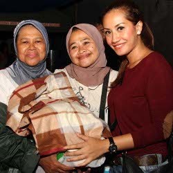 Wah! Evakuasi Korban Banjir, Shinta Bachir Sampai Panjat Genteng Rumah