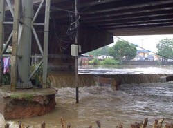 Kompakan, Djokir dan Jokowi Sidak Tanggul Jebol di Banjir Kanal Barat