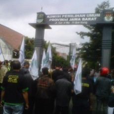Kritisi DPT, FAM-NU Geruduk Kantor KPU Jabar