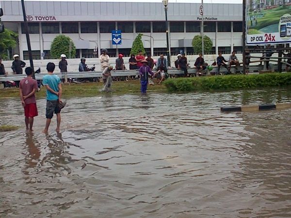 Kawasan Otomotif Tergenang Banjir