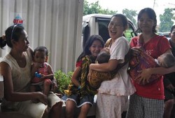 Hebat! Meski Banjir, Ibu-ibu Ini Tetap Semangat Menyusui