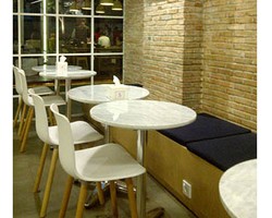 Santap Ringan dengan Dekor Minimalis Modern di Culina