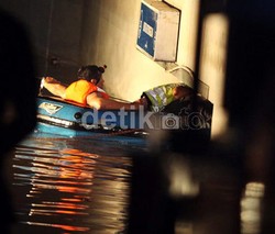 Evakuasi Korban Banjir Tsunami di Plaza UOB Dilanjutkan Pukul 7 Pagi